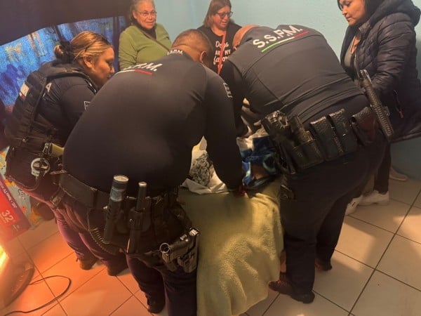 Video.- Auxilian municipales a mujer en labor de parto en su casa