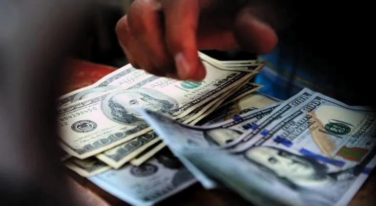 Dólar bajó de precio este viernes en ventanillas; así cotizó hoy