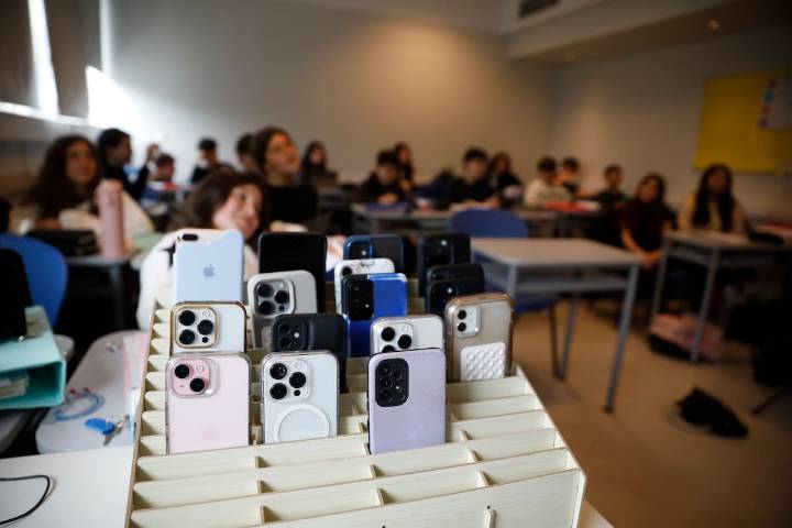 "Les genera una ansiedad tremenda". Qué dijo el director del colegio donde 300 familias acordaron prohibir el uso del celular a los chicos hasta los 13 años
