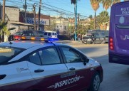 Multan a chofer del Transporte Violeta por grosero y negarle la parada a una señora de la tercera edad