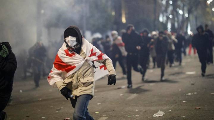 La BBC revela que Georgia usó un compuesto tóxico de la Primera Guerra Mundial para frenar las protestas de 2024