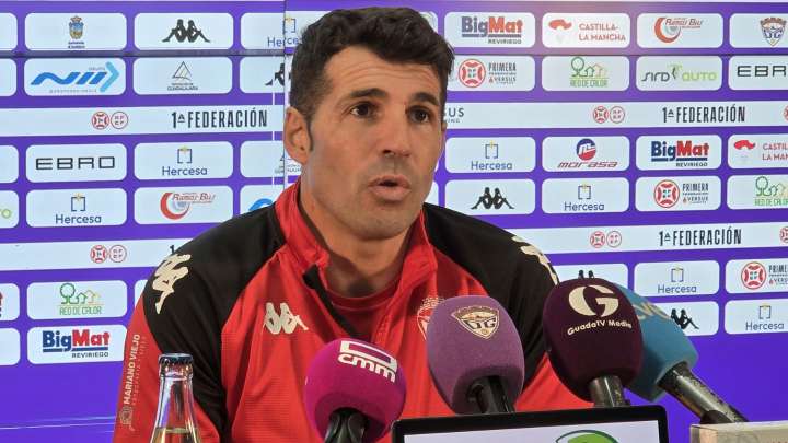 El técnico del Guadalajara antes de medirse al Barça: "Me pierdo la infancia de mis hijas por cuatro pesetas"