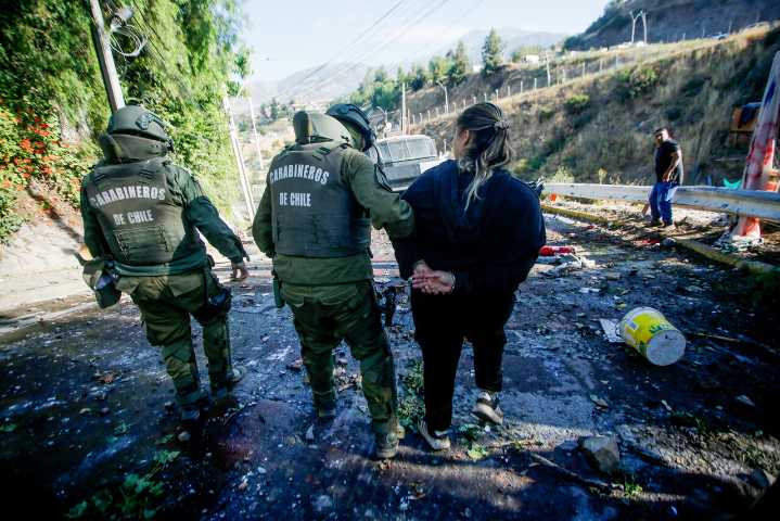 Tres detenidos y un carabinero lesionado deja como saldo desalojo de la toma de Cerro 18 en Lo Barnechea