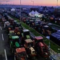 Greek govt in emergency meeting as farmers block central port