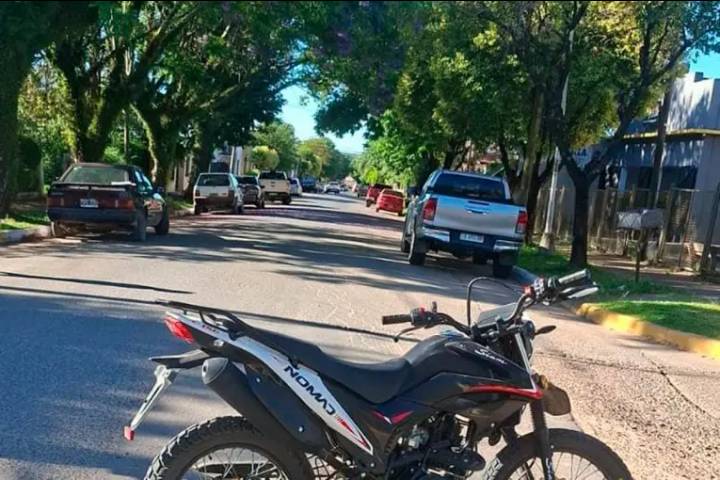 Una mujer resultó gravemente herida tras colisión entre una camioneta y una moto en San José