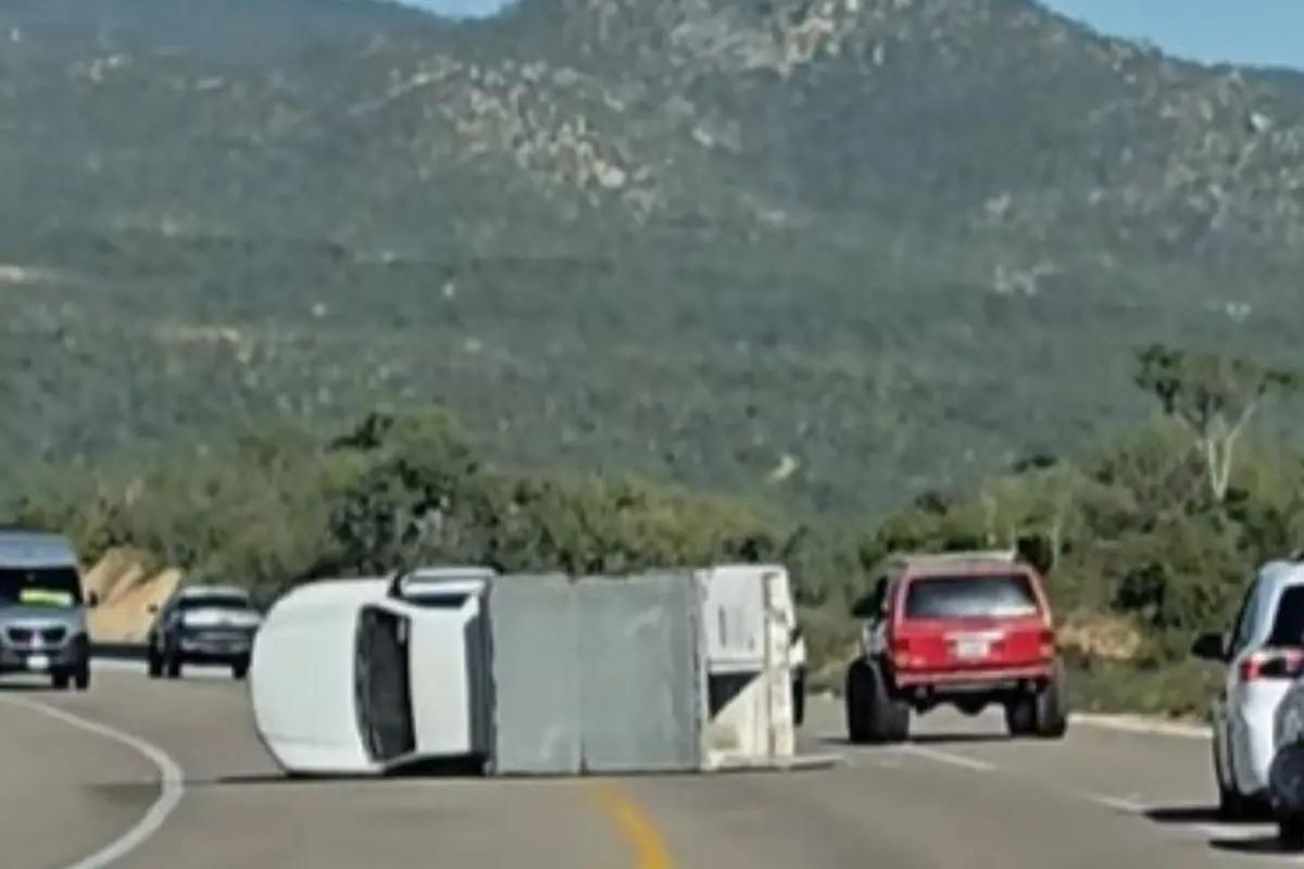 Volcadura en la carretera de cuota de Cabo San Lucas genera caos vial