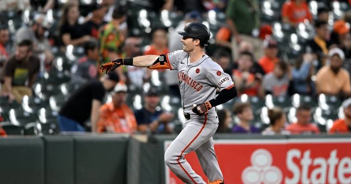 Braves sign outfielder Mike Yastrzemski
