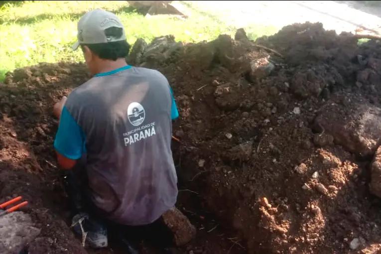 Reparan una cañería de la red de agua potable en avenida Ramírez