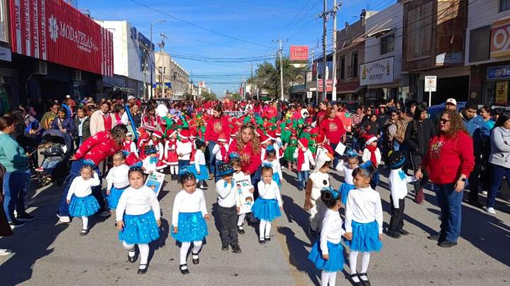 Más de 500 alumnos participan en desfile navideño en Sabinas