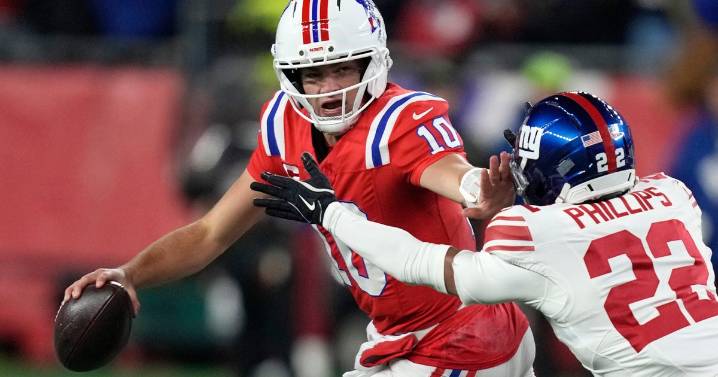 Patriots beat Giants 33-15, become first team to 11 wins