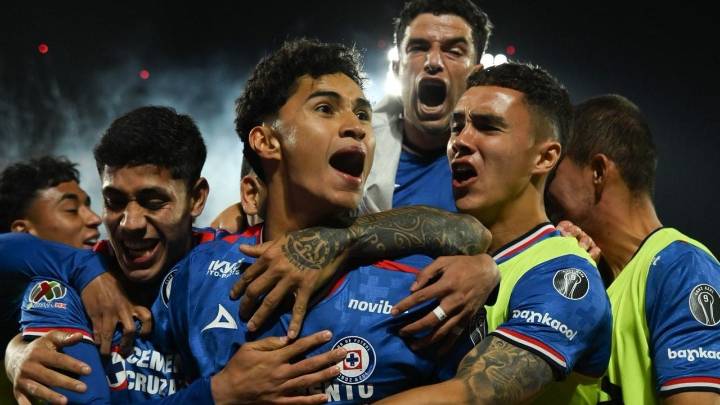 Chicharito falla un penalti y Cruz Azul vence a Chivas para avanzar a las semifinales (Video)