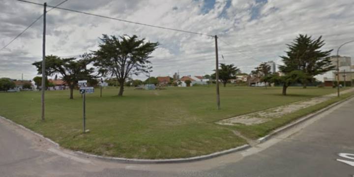 Perdió el control de su camioneta y chocó contra el paredón de una plaza en Miramar: hay dos muertos y una herida