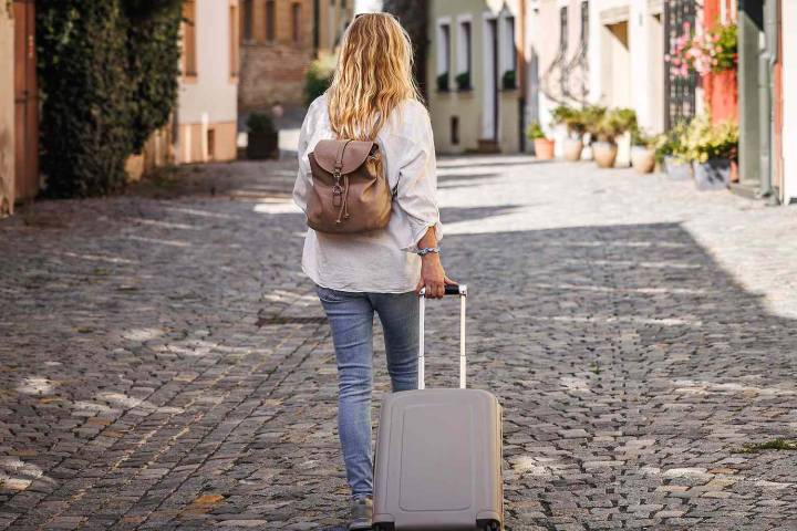 Woman Debates Taking 3-Week Trip 11 Days After Dad's Heart Surgery