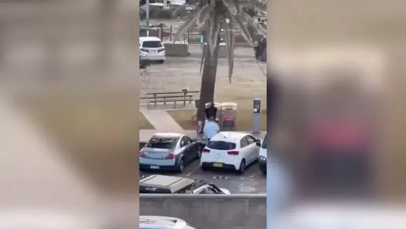 Héroe en Sídney: así fue el momento en que un transeúnte desarmó a uno de los pistoleros en atentado que dejó 16 muertos