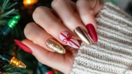 Uñas rojas con dorado: 5 diseños elegantes y navideños que sí rejuvenecen las manos
