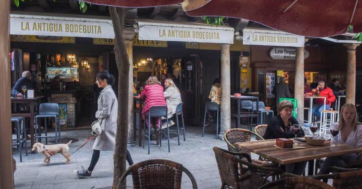 El Gobierno andaluz recuerda que los bares pueden cobrar por la cancelación de una reserva