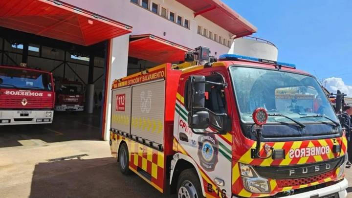 Rescatan a tres miembros de una familia tras quedar atrapados en su coche por las lluvias en la A