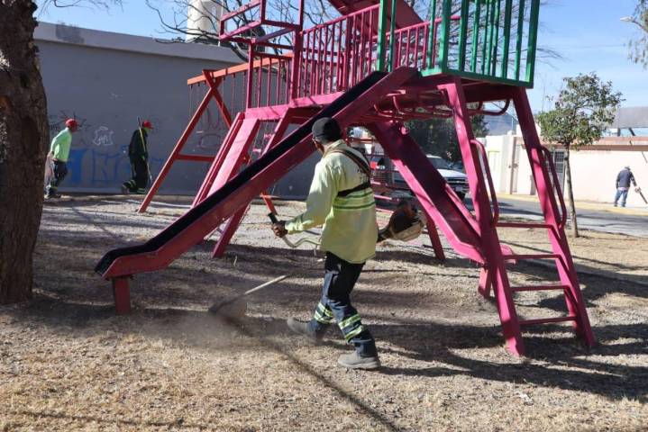Saltillo: Refuerzan limpieza y mantenimiento en plazas y áreas verdes de la colonia Girasol