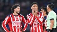 Así reaccionaron los jugadores de Chivas tras el penal fallado de 'Chicharito'