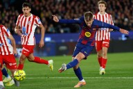 Dani Olmo anota pero se lesiona en victoria del Barcelona contra el Atlético de Madrid