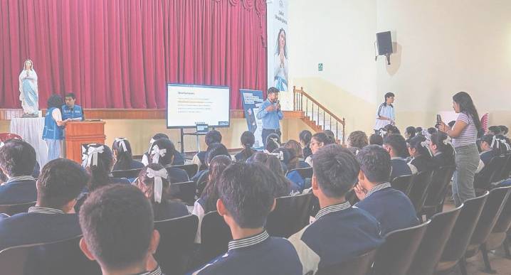 Dos de cada tres escolares en La Libertad admiten haber sido engañados en redes