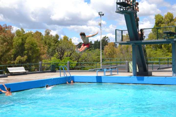 Quedó inaugurada la temporada 2025/2026 de los natatorios del Parque Municipal