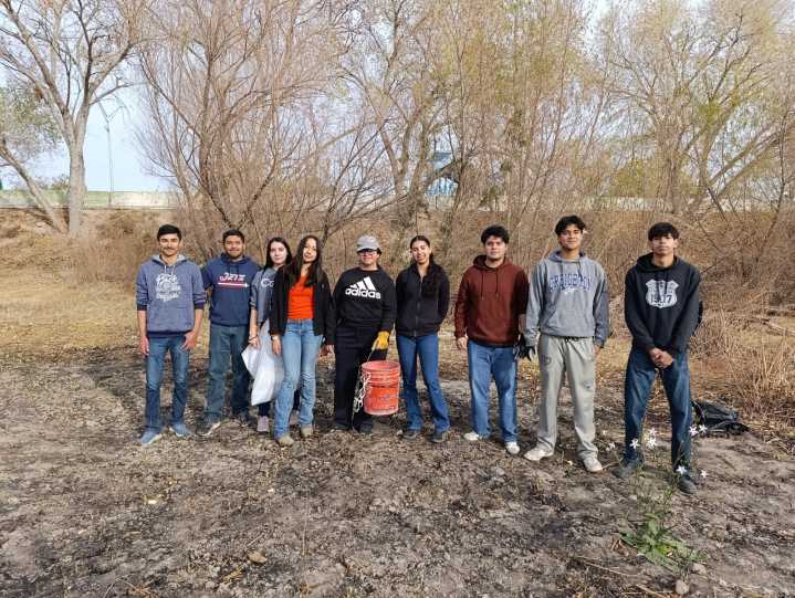 Se suman alumnos del Tecnológico a labores de limpieza en el Rio San Pedro de Meoqui
