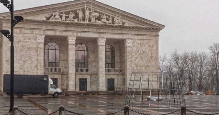 Horror as Putin erects Christmas tree in occupied city on spot where Ukrainians killed