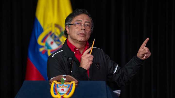 Petro desafía a Trump y ordena "restablecer el servicio aéreo civil" con Venezuela