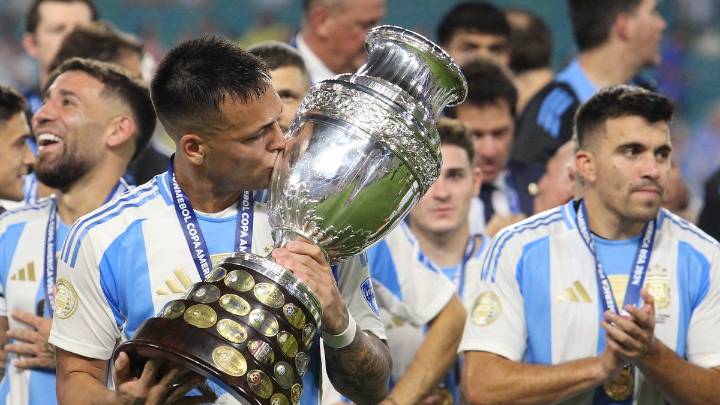 Argentina se enfrentará a Argelia, Austria y Jordania en el Grupo J La FIFA realiza el sorteo -en el Kennedy Center de Washington- de los 48 equipos que disputarán la Copa del Mundo a jugarse en EEUU,