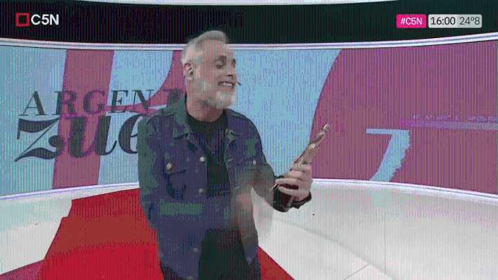 «¡Te tenían secuestrado!»: Jorge Rial abrió Argenzuela con el Martín Fierro en mano