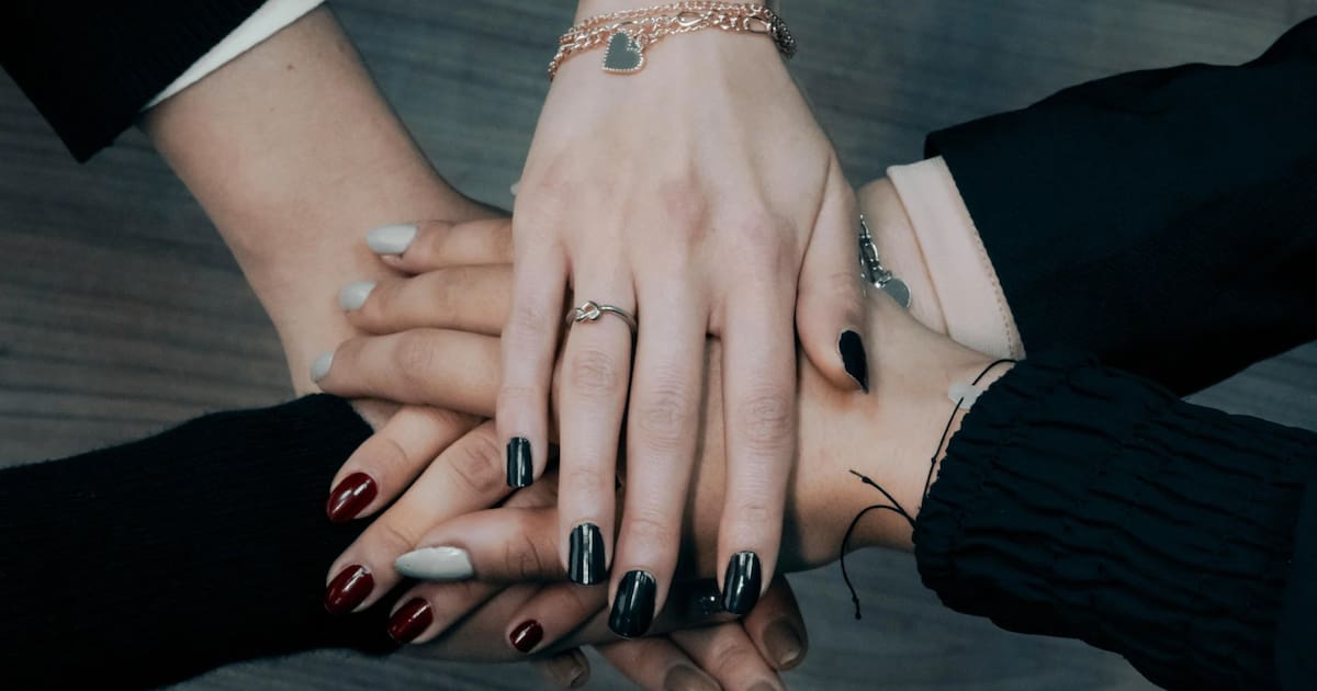 Colores de uñas para Navidad que atraen la buena suerte y la abundancia