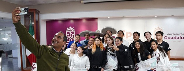 PEPE SALDÍVAR ENTREGA BECAS Y ESTÍMULOS ECONÓMICOS A ATLETAS GUADALUPENSES