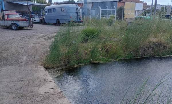 Vecina denuncia desborde de canal que afecta al barrio y a un hogar de niños