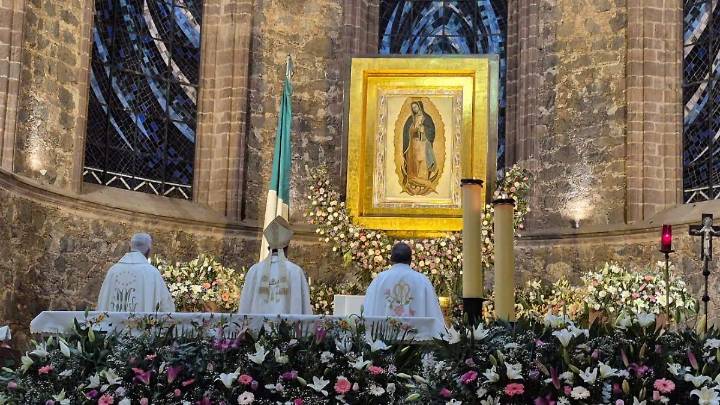 Miles acuden al Santuario para celebrar y cantarle a la Virgen de Guadalupe