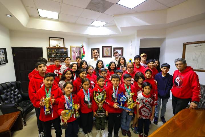 Reconocen nadadores apoyo del Presidente Carlos Peña Ortiz en su preparación y competencias