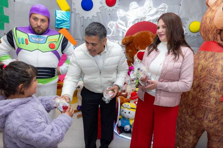 Comparten familias el inicio de las fiestas navideñas con el encendido del árbol