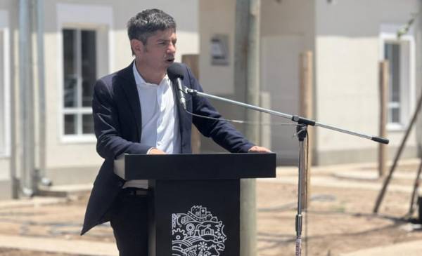 Kicillof dijo que nunca hubo tanta obra de Provincia en Bahía y criticó el voto violeta