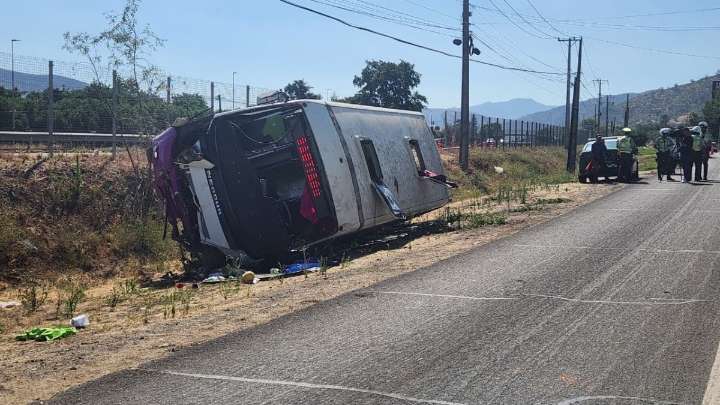 El conductor escapó de la escena: Minibus que salía de Lo Vásquez se vuelca en la Ruta 68 y deja 25 personas lesionadas