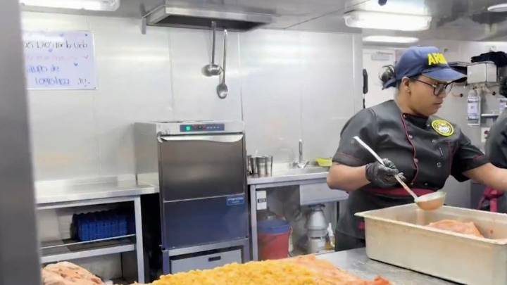 La “guardia lechona” que acompaña la travesía del ARC Simón Bolívar para celebrar tres años de servicio