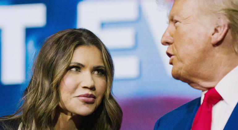 Plantea Noem a Trump prohibir viajes a países que traen "sanguijuelas"