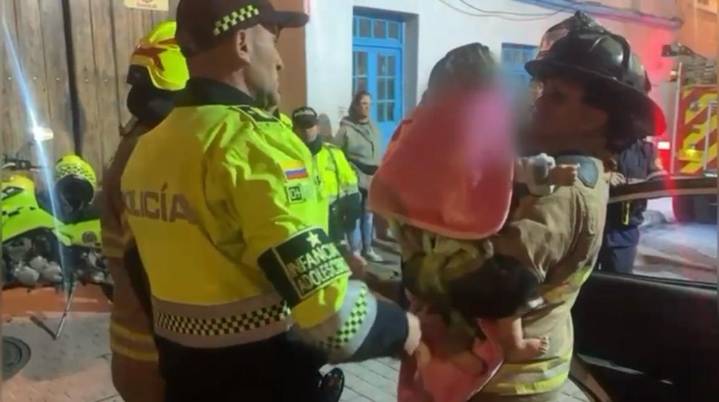 Rescataron a bebé de 11 meses encerrado en un carro mientras sus padres compraban licor en Bogotá: “Estaba solo y llorando”