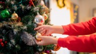 10 Decorating Tips That Give Your Christmas Tree A Nostalgic '90s Glow