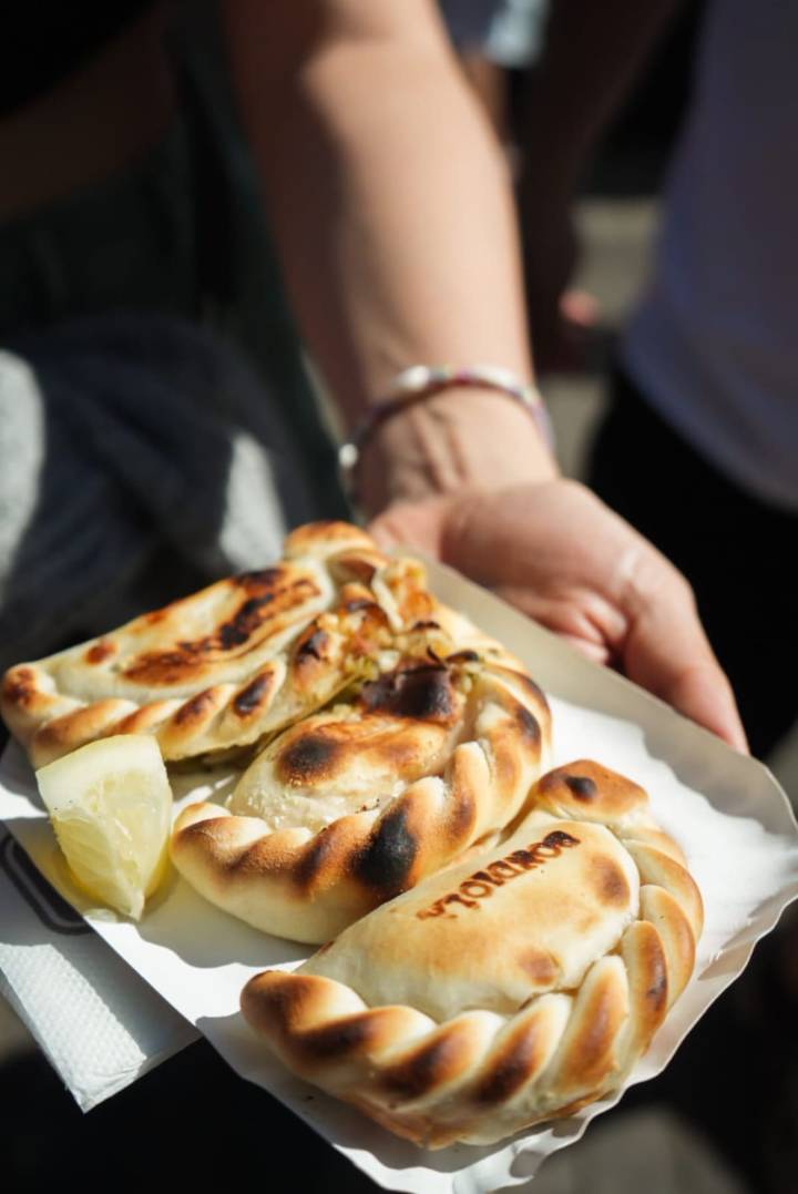 Llega a Caballito. Barrios a la Carta: cuándo y dónde es el festival con más de 20 puestos de comida local y shows