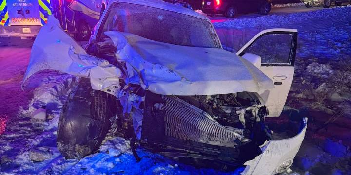 Two hospitalized after three-vehicle crash in Linn County