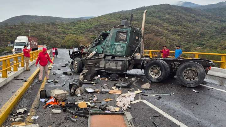 Cierre total en la autopista Guadalajara-Colima: 2 accidentes simultáneos dejan 6 heridos; tráiler queda completamente destrozado