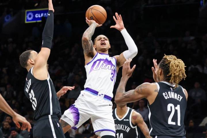 NBA roundup: Lakers win, but LeBron James’ double