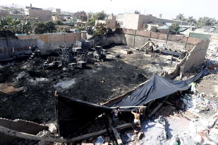 Incendio de gran magnitud destruye almacén de plásticos en Puente Piedra