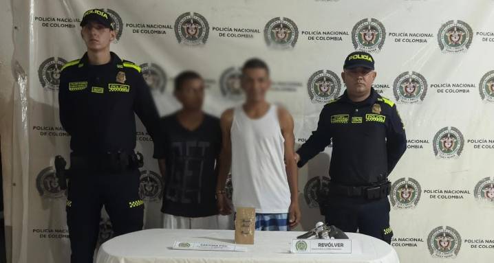 Policía y Ejército capturan a dos hombres con revólver calibre 38 en El Banco