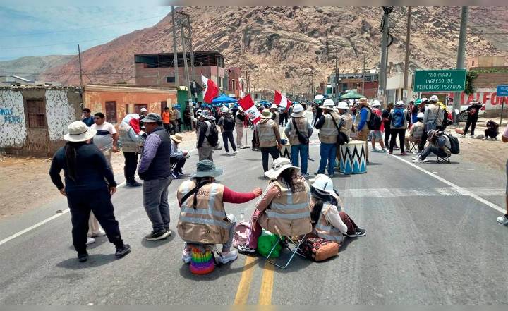 Arequipa: mineros informales bloquean la Panamericana Sur por la ampliación del Reinfo